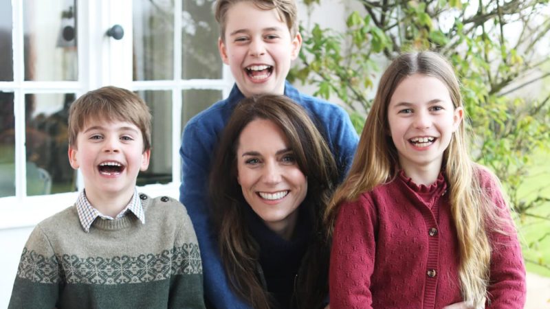 People are labelling Prince William and Kate's 2023 Christmas card 'the worst photoshop ever'