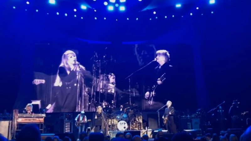 Neil Finn and Fleetwood Mac perform incredible version of 'Don't Dream It's Over'