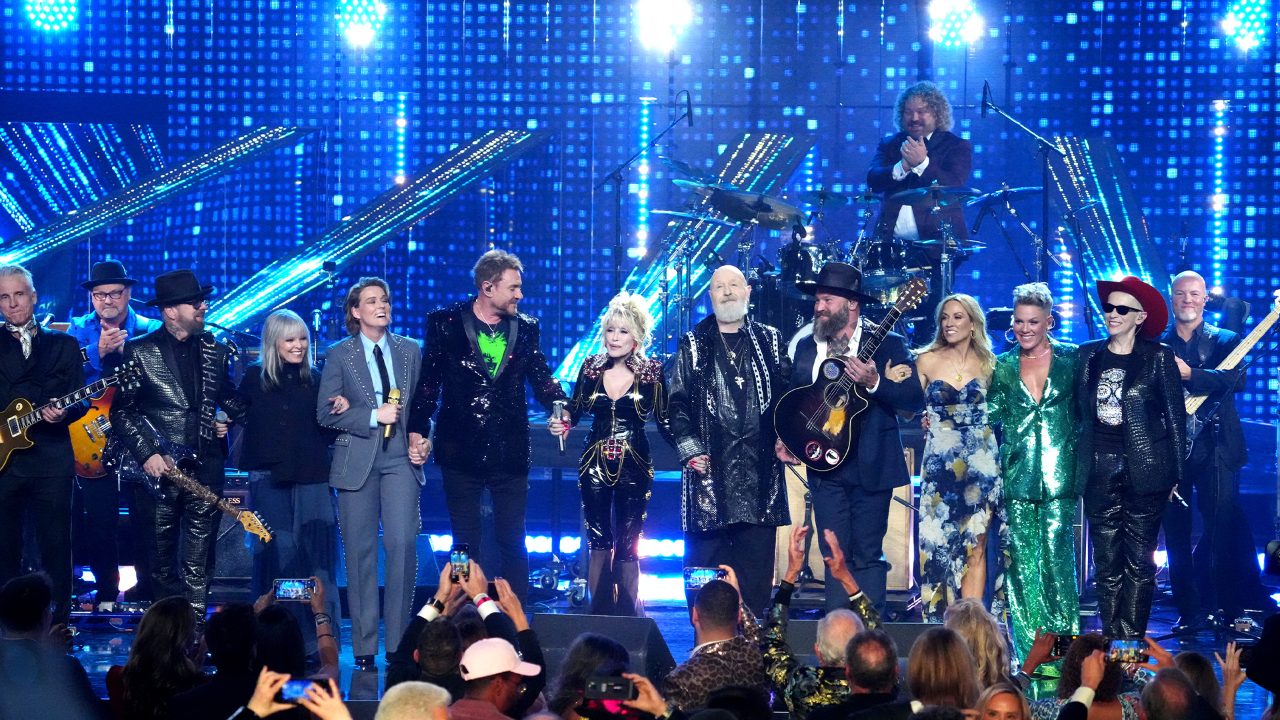 Dolly Parton rocks the stage with star-studded musicians at the R&R Hall of Fame Induction