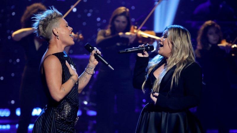 P!nk and Kelly Clarkson perform a spine-tingling duet on 'Just Give Me A Reason'