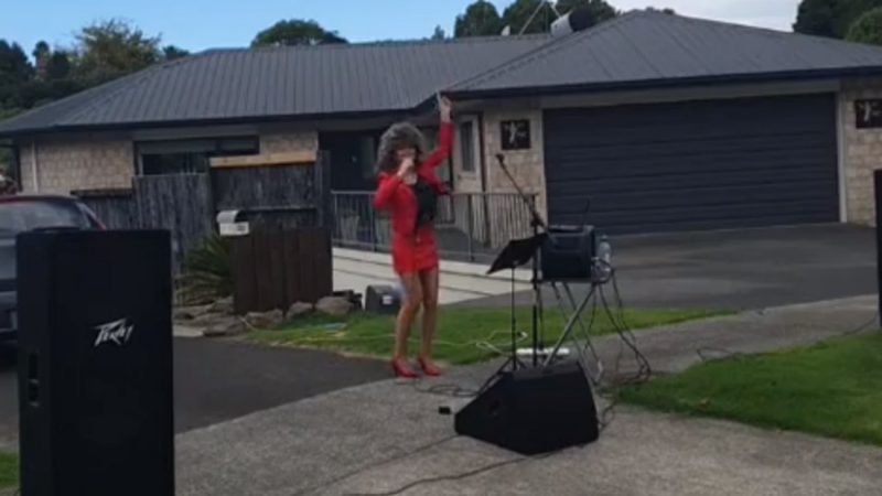 Kiwi woman puts on epic Tina Turner concert at the end of driveway for passerbys