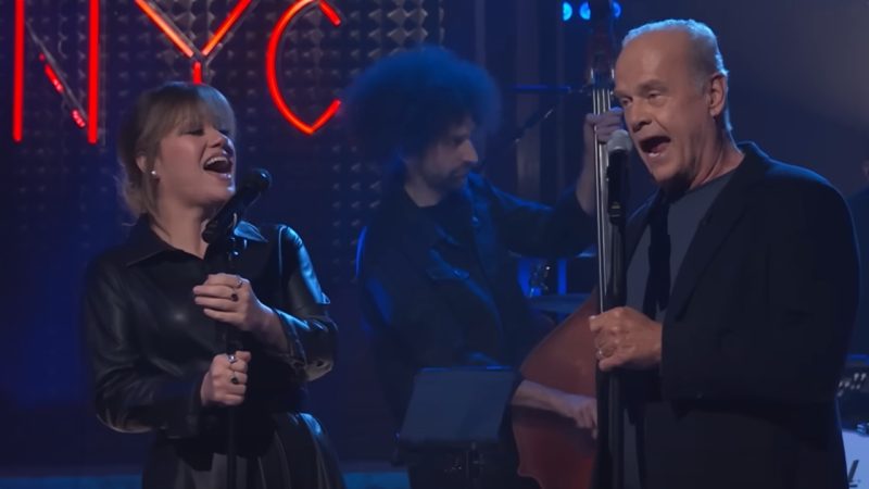 Kelsey Grammer and Kelly Clarkson surprise fans with 'Frasier' theme song duet