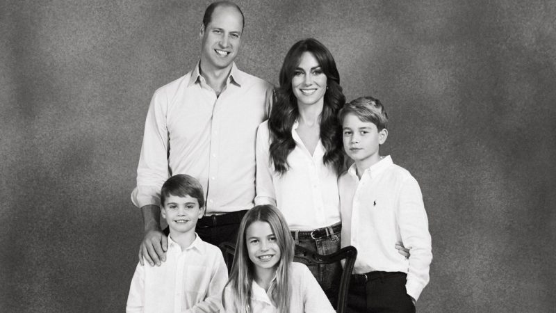 People are labelling Prince William and Kate's 2023 Christmas card 'the worst photoshop ever'