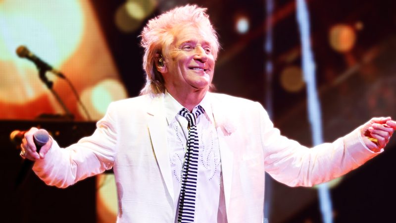 Rod Stewart gives generously to hungry family after reading 10yo's 'heartbreaking' letter